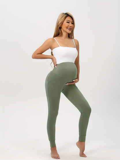 Pantaloni di maternità comodi con una fascia elastica per le donne incinte.