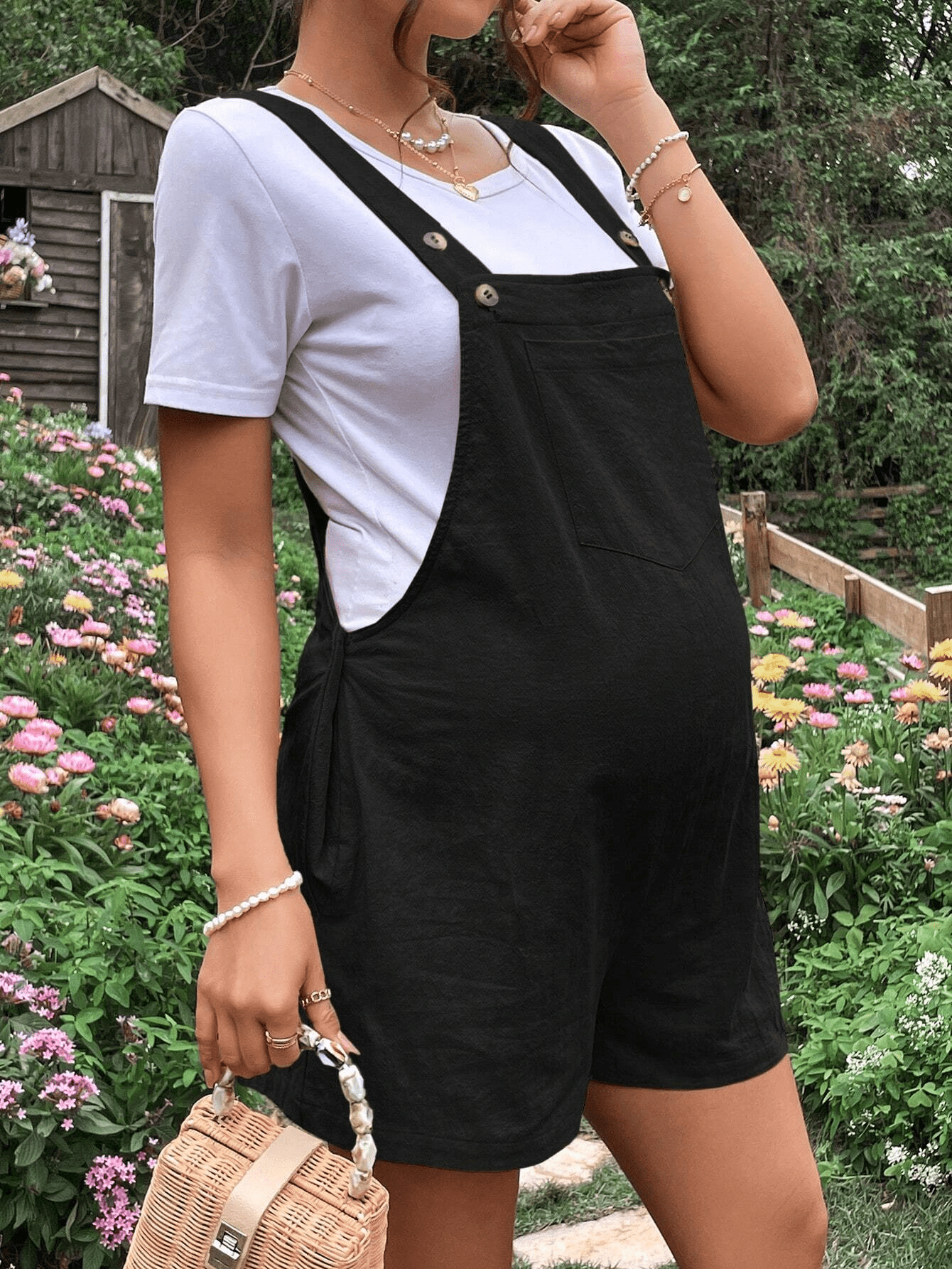 Outfit estivo casual per mamme con un tuta elasticizzata con canotta e shorts per ciclismo.